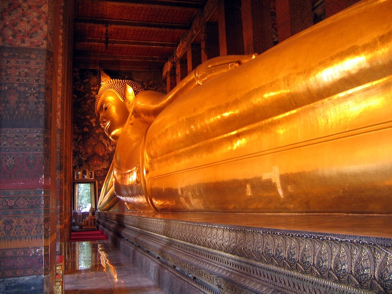 Visit Wat Pho in Bangkok at night